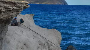 Pescador en acantilado