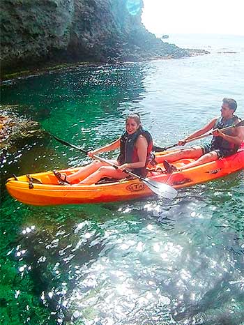 Cuevas desde un kayak en Cabo de Gata