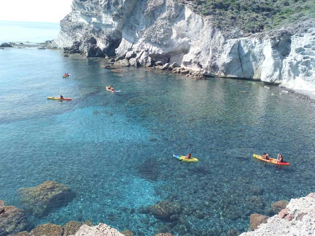 Kayak en Cabo de Gata cuevas