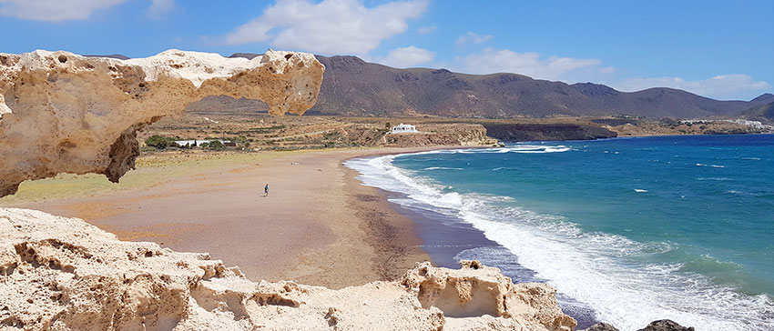 Playa de los escullos o Playa del Arco en Cabo Gata